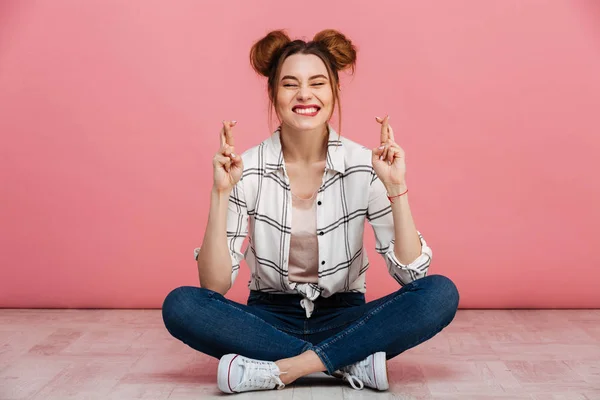 Portret van een lachende jong meisje zittend op een vloer — Stockfoto