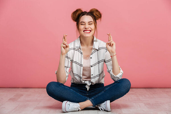 Портрет улыбающейся девушки, сидящей на полу
