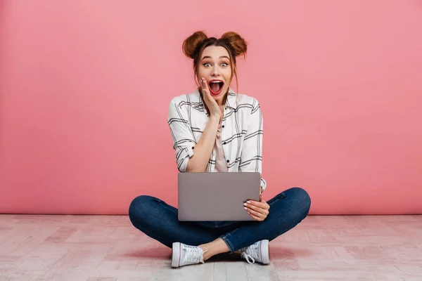 Portret van een enthousiast jong meisje met laptop — Stockfoto