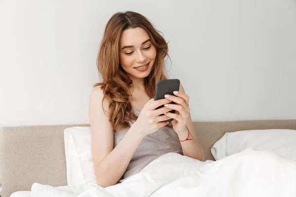 Retrato de mujer atractiva descansando en la cama después de dormir con whi —  Fotos de Stock