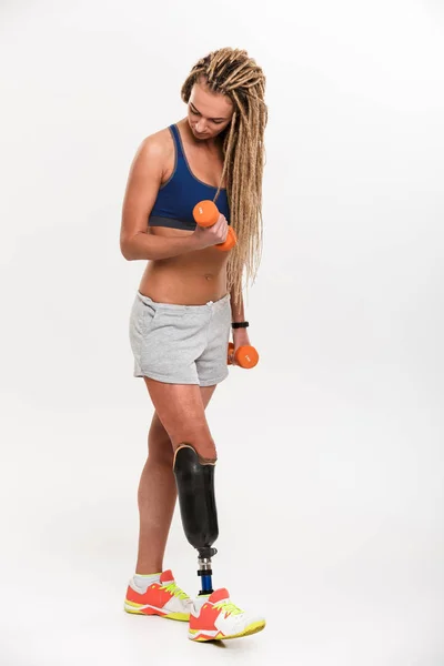 Vakker ung handikappet idrettskvinne gjør øvelser – stockfoto