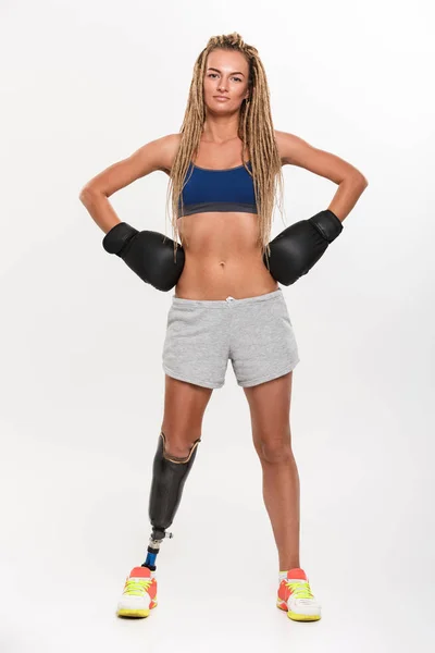 Retrato completo de una joven deportista sana discapacitada — Foto de Stock
