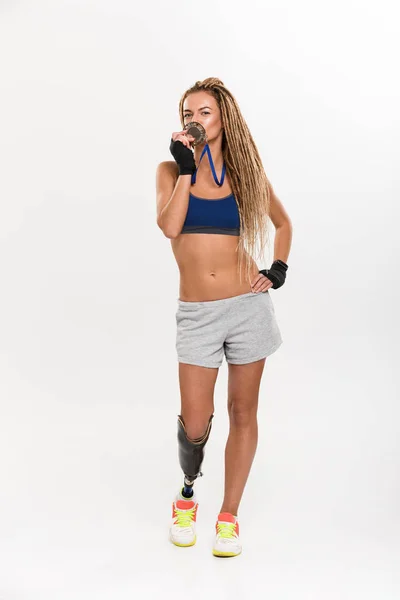 Full length portrait of a confident young disabled sportswoman — Stock Photo, Image