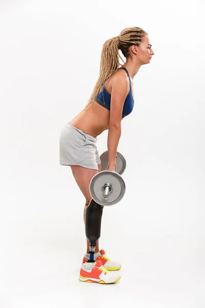 Mujer joven con discapacidad deportiva con prótesis hacer ejercicio con b — Foto de Stock