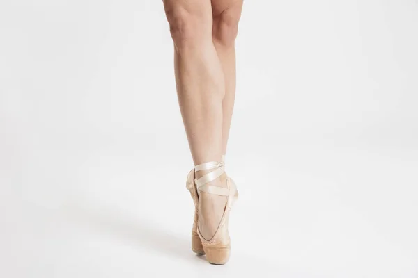 跳舞芭蕾舞演员的脚关闭 — 图库照片