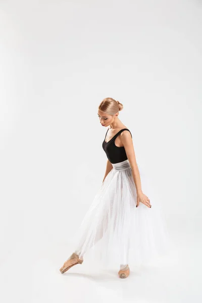 Incrível bonita jovem mulher bailarina — Fotografia de Stock