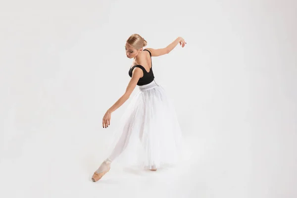 Retrato completo de talentosa jovem bailarina — Fotografia de Stock