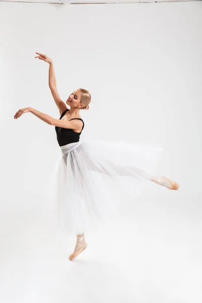 有才华的年轻女芭蕾舞演员的全长画像 — 图库照片