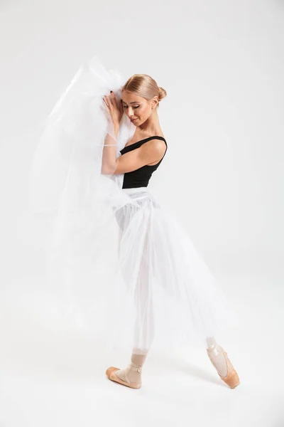 Bela jovem bailarina dançando — Fotografia de Stock