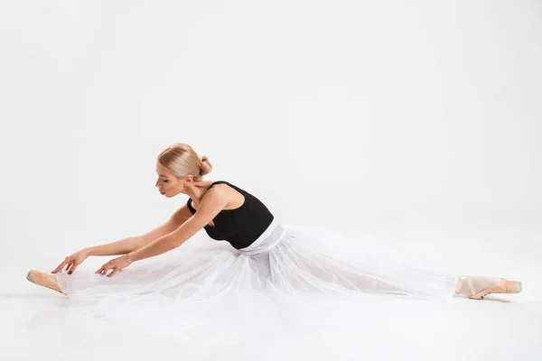 Increíble mujer bailarina sentado estiramiento elegantemente —  Fotos de Stock
