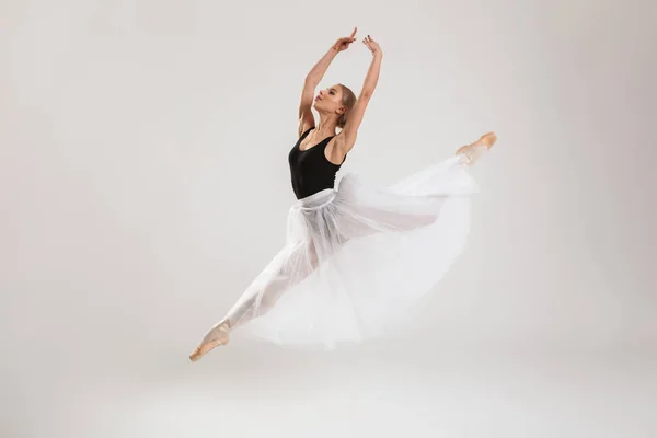 Bela jovem mulher bailarina — Fotografia de Stock