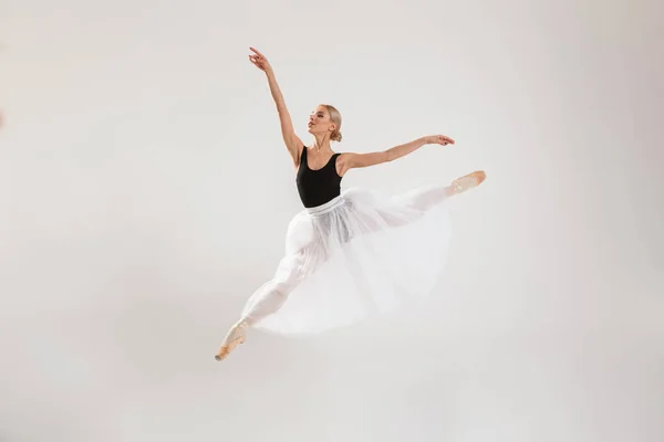 Όμορφη νεαρή γυναίκα μπαλαρίνα χορεύει — Φωτογραφία Αρχείου