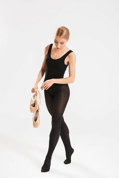 Fantastisk ung kvinna ballerina holding pointes. — Stockfoto