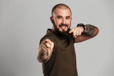 Güçlü neşeli adam dövme elindeki f işaret ile görüntü