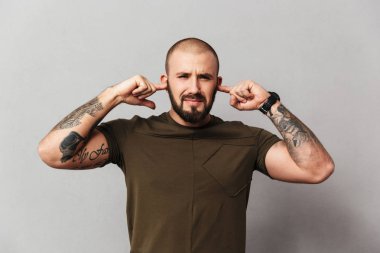 Sakal ve bıyık kulağını tıkama yakışıklı adamın resminin