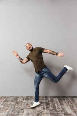 Kas sportif adam kollarını dövme ile tam boy görüntü