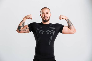 Onun ar dövme ile siyah spor giyim güçlü adam portresi
