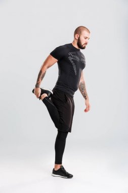 Sağlıklı genç sporcunun vücut geliştirmeci spor egzersizleri yapmak.