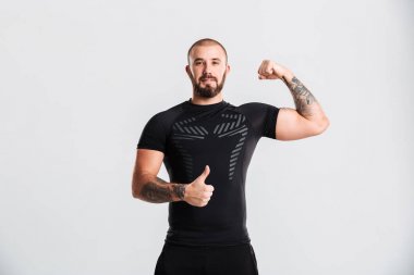 Kaslı adam b gösteren siyah sportif giyim görüntü