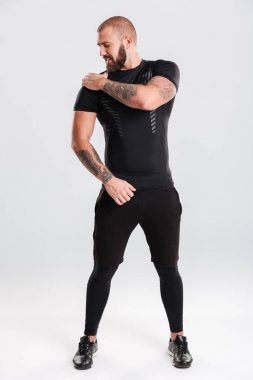 Güçlü gövdeli siyah spor giyim boksör tam boy görüntü 