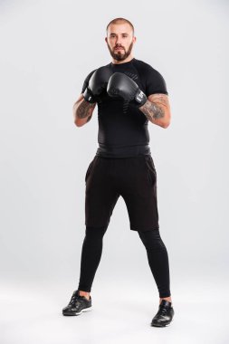 Tam boy görüntü konsantre boksör siyah spor giyim ve 