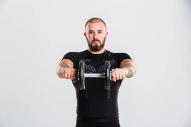Güçlü sportif vücut geliştirmeci siyah spor giyim trai portresi
