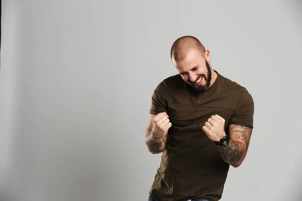 Imagen de hombre calvo feliz con barba y bigote apretando su f — Foto de Stock