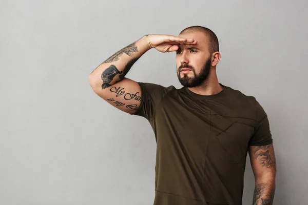 Retrato de un tipo grande y fuerte con barba y bigote buscando lejos un — Foto de Stock