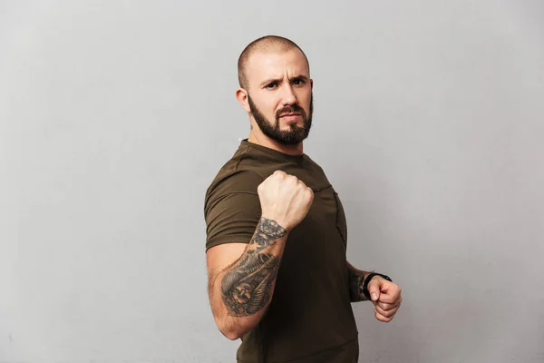 Foto de cara bonito com barba e bigode apertando o punho — Fotografia de Stock