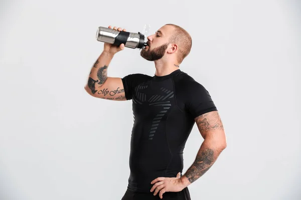 Starker gesunder junger Sportler Bodybuilder trinkt — Stockfoto