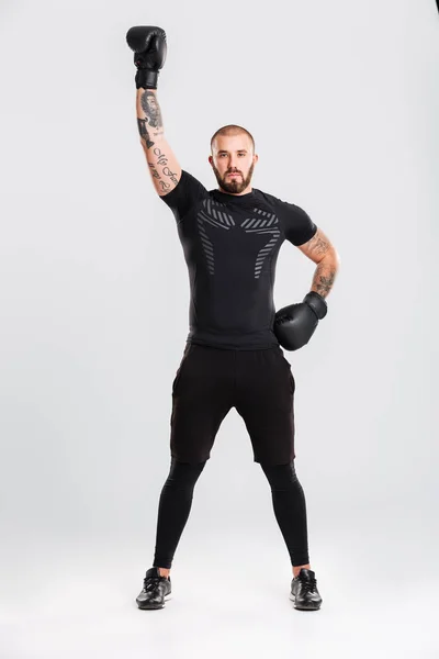 Imagen completa del boxeador exitoso en ropa deportiva negra y gl — Foto de Stock