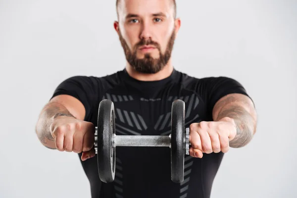 Porträt-Nahaufnahme eines starken sportlichen Bodybuilders im schwarzen Sportwagen — Stockfoto