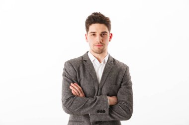 Çapraz kolları olan ceketli ciddi bir iş adamı