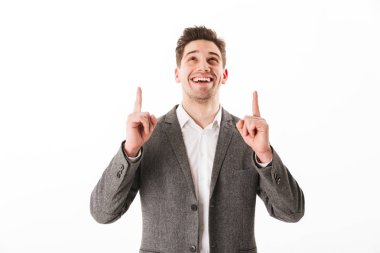 İki parmakla işaret ceketli iş adamı gülümseyen