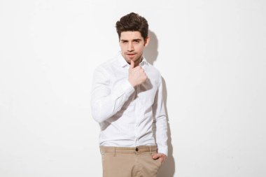 Çekici bir genç adam portresi gömlek giymiş