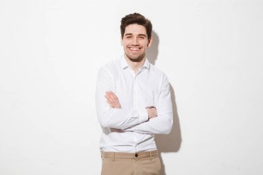 Gülen genç bir adam portresi gömlek giymiş