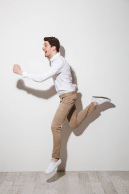 Tam boy resmi profil komik mutlu adamın gömlek ve t