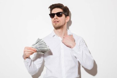 Güneş gözlüğü başarılı genç bir adam portresi