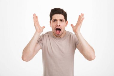 Sinirli adam bağırıyor ve kaldırma 30s öfke o eller fotoğraf