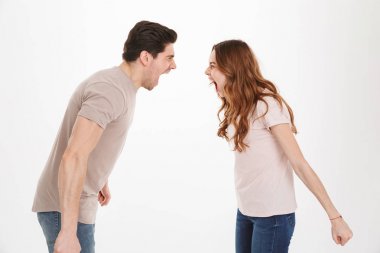 Bir kızgın genç çift bağırıyor portresi