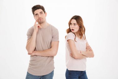 Gibi davranan bej t-shirt giyiyor yetişkin yaramaz kadın fotoğrafı 