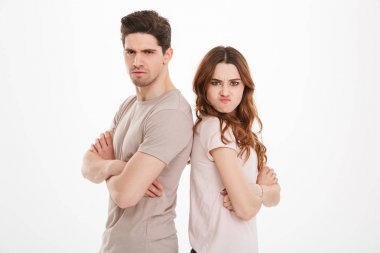Rahatsız adam ve bej reddetti t-shirt ve aktin giyen kız