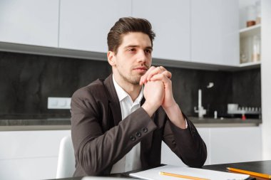 Genç işadamı kapalı çalışma konsantre