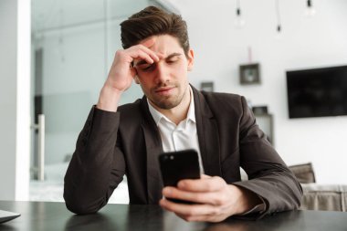 cep telefonu kullaranarak ciddi genç işadamı.