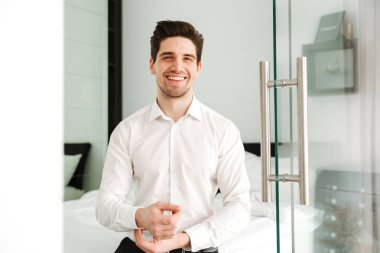 Mutlu gülümseyen genç işadamı kapalı