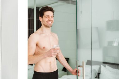 Neşeli çıplak adam evde ayakta