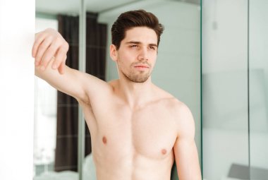 Ciddi çıplak adam evde ayakta