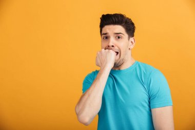 T-shirt korkmuş genç bir adam portresi