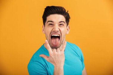 T-shirt çılgın genç bir adam portresi