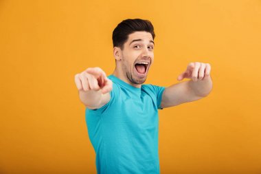 T-shirt işaret içinde memnun genç adam portresi